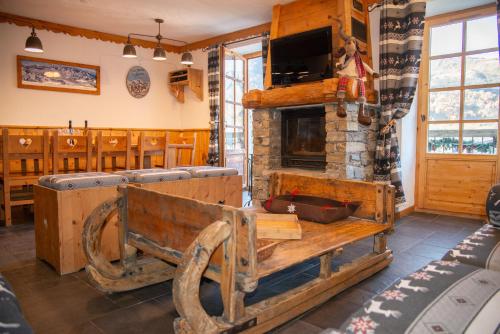 Shared lounge/TV area, CHALET de charme 13 personnes avec Sauna SKI O PIEDS in Villarencel