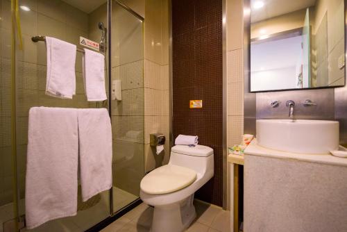 Motel Shanghai South Railway Station Jinjiang Action Park Metro Station Ideally located in the Xujiahui and Everbright Center Xuhui area, Motel Shanghai South Railway Station Jinjiang Acti promises a relaxing and wonderful visit. Featuring a satisfying list of amenities, 