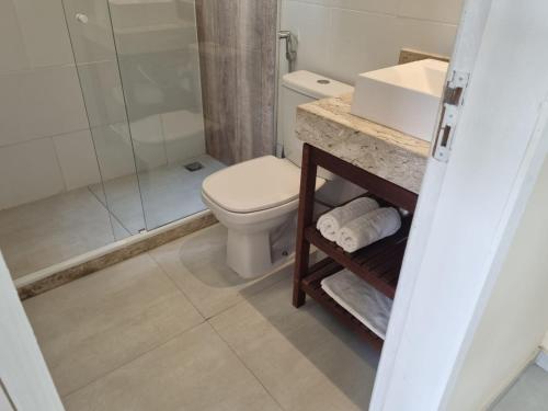 حمام, Casa nova em Tucuns com 03 quartos com ar próximo a praia (Casa nova em Tucuns com 03 quartos com ar proximo a praia) in Geriba Beach