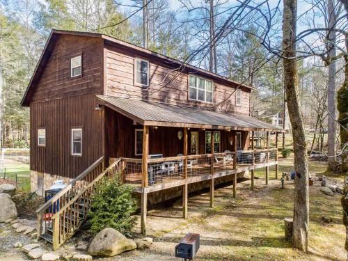 Charming Smoky Mountain Cabin w Hot tub & Views in Gatlinburg, USA