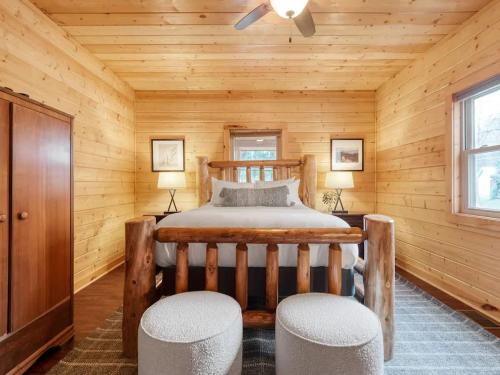 Charming Smoky Mountain Cabin w Hot tub & Views in Gatlinburg, USA