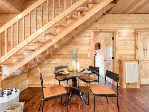 Charming Smoky Mountain Cabin w Hot tub & Views in Gatlinburg, USA