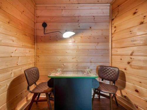 Charming Smoky Mountain Cabin w Hot tub & Views in Gatlinburg, USA