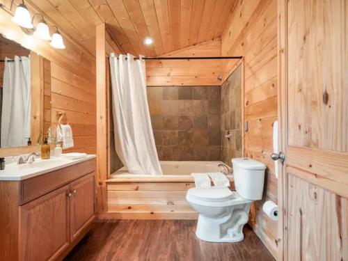 Charming Smoky Mountain Cabin w Hot tub & Views in Gatlinburg, USA