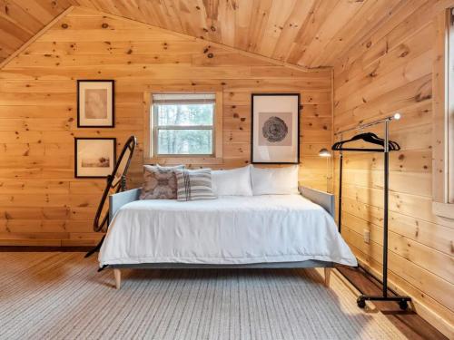 Charming Smoky Mountain Cabin w Hot tub & Views in Gatlinburg, USA