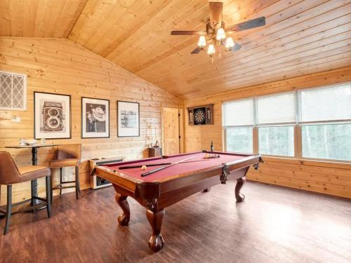 Charming Smoky Mountain Cabin w Hot tub & Views in Gatlinburg, USA