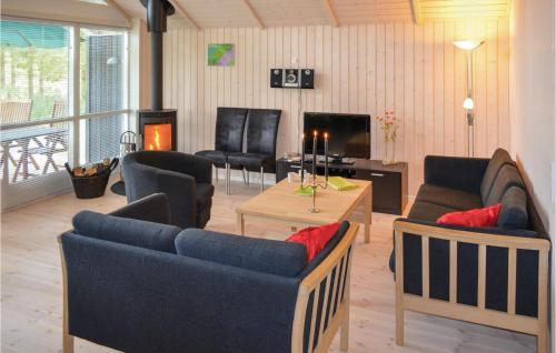  Gorgeous Home In Ebeltoft With Kitchen in Øksenmølle