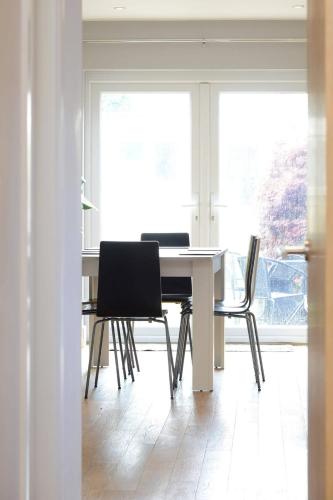 Stylish and spacious Southampton stay - image 5