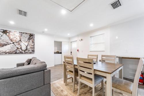 Spacious 2BR Townhouse Near The Beach with Parking in Stuart, USA