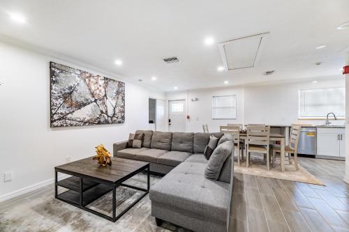Spacious 2BR Townhouse Near The Beach with Parking in Stuart, USA