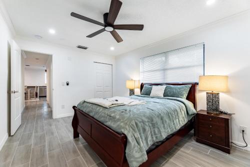 Spacious 2BR Townhouse Near The Beach with Parking in Stuart, USA