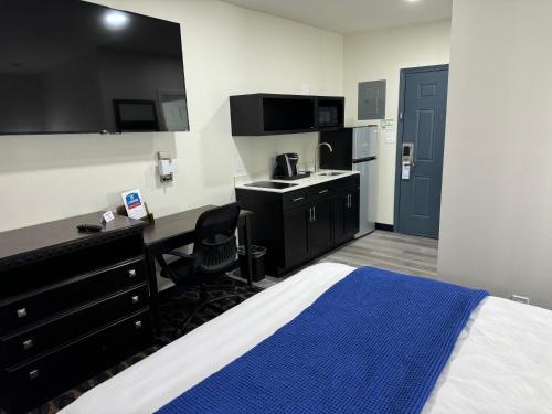Lakeside Inn and Suites