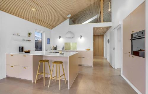 Kitchen, 4 Bedroom Cozy Home In Haderslev in Hejsager