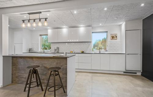 Konyha, 5 Bedroom Amazing Home In Herning in Brande