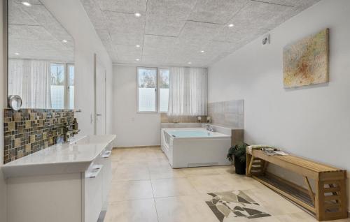Fürdőszoba, 5 Bedroom Amazing Home In Herning in Brande