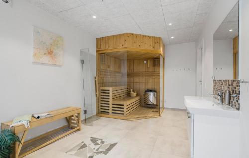 Fürdőszoba, 5 Bedroom Amazing Home In Herning in Brande