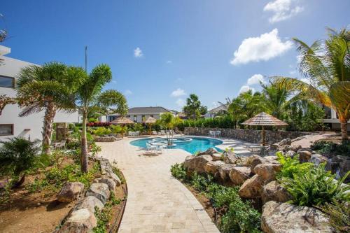 Two-Bedroom Deluxe Apartment with Garden View image 8