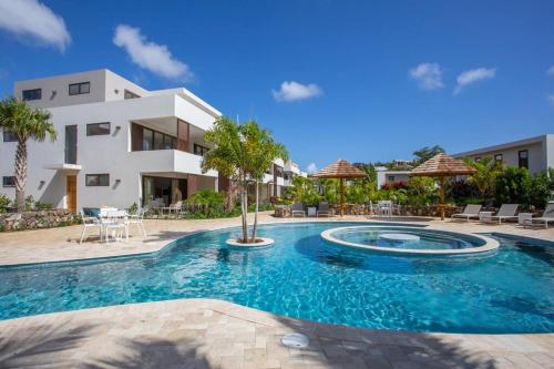 Two-Bedroom Deluxe Apartment with Garden View image 7