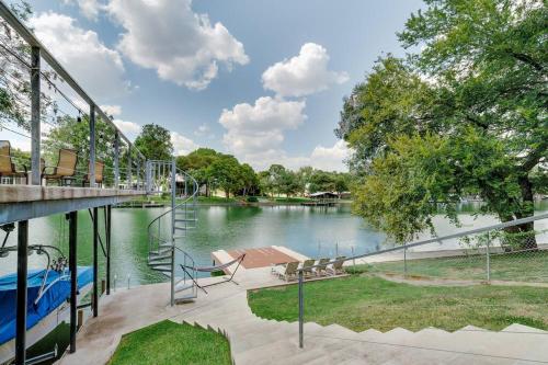 Waterfront home on Lake Dunlap in New Braunfels, USA