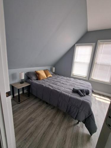 Cosy Duplex 2BR&2Bath & Bonus SpaceSleeps 6 in Roscoe Village in Chicago, USA