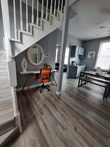 Cosy Duplex 2BR&2Bath & Bonus SpaceSleeps 6 in Roscoe Village in Chicago, USA