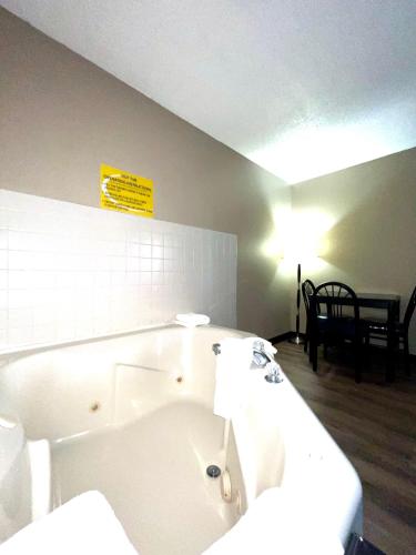 Super 8 by Wyndham Estherville - image 11