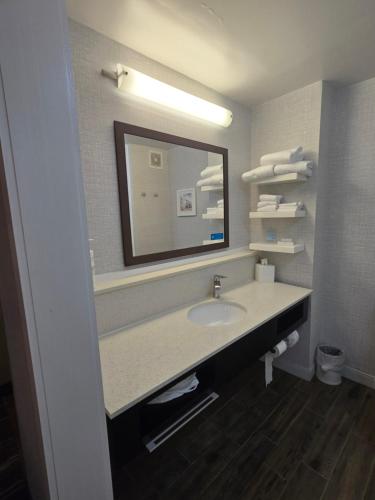 Hampton Inn Commerce - image 13