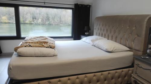 Charming Riverside House with Jacuzzi and Gym Charming Riverside House with Jacuzzi and Gym