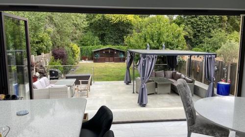 Cosy double room with a separate shower room, or upgrade to a deluxe double room with en-suite facilities with just a 2 minute walk to Train station, Londyn (zdjęcie 10)