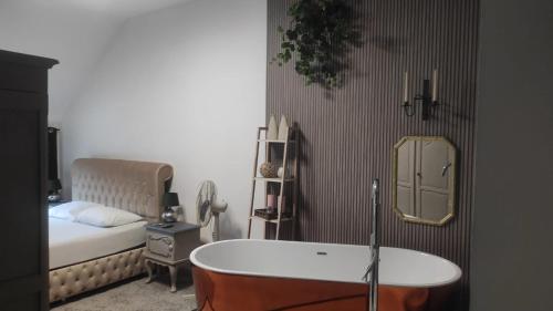 Charming Riverside House with Jacuzzi and Gym Charming Riverside House with Jacuzzi and Gym