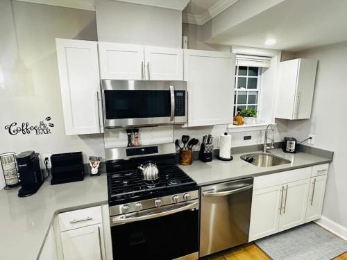 Modern 3BR Near FSU - 15 Min to Wachusett - main image