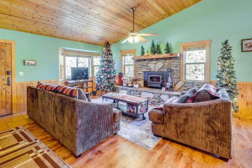 Big Bear Cabin Rental with BBQ 11 Mi to Village! in Woodlands, USA