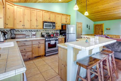 Big Bear Cabin Rental with BBQ 11 Mi to Village! in Woodlands, USA