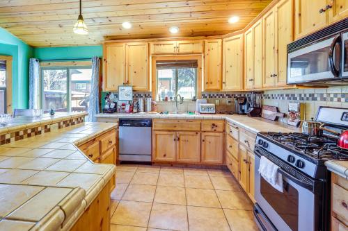 Big Bear Cabin Rental with BBQ 11 Mi to Village! in Woodlands, USA