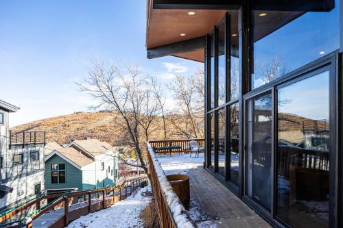 Ski In and Out, Short Walk or Drive to Ski and Bike Access, Private Hot Tub, Sleeps 6 5