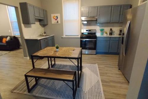 Cosy Duplex 2BR&2Bath & Bonus SpaceSleeps 6 in Roscoe Village in Chicago, USA