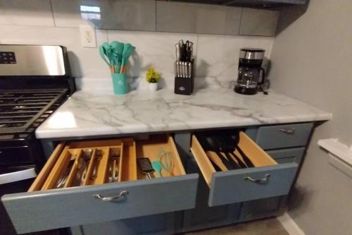 Cosy Duplex 2BR&2Bath & Bonus SpaceSleeps 6 in Roscoe Village in Chicago, USA
