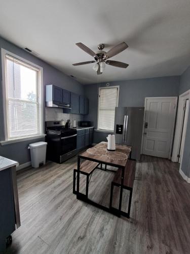 Cosy Duplex 2BR&2Bath & Bonus SpaceSleeps 6 in Roscoe Village in Chicago, USA