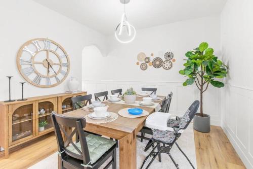 Luxury Family Home - Sleeps 10 - King Bed in 尼斯庫