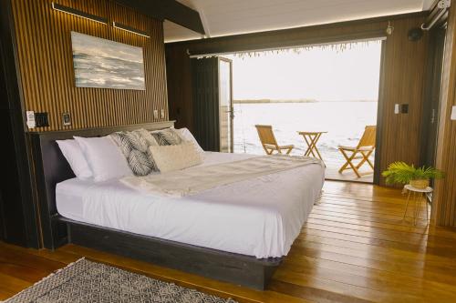 Floating Oasis - Luxury Private Bungalow with Modern Amenities in Key Largo, USA