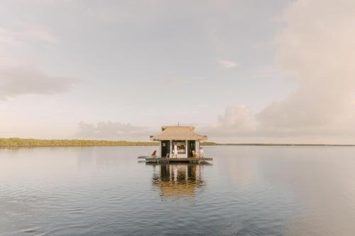Floating Oasis - Luxury Private Bungalow with Modern Amenities in Key Largo, USA
