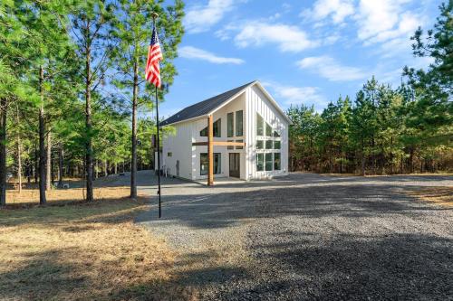 3 Mi to Lake Cabin with Hot Tub in Broken Bow! 3 Mi to Lake Cabin with Hot Tub in Broken Bow!