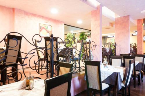 Ресторан, TES Flora Apartments in Бороветс