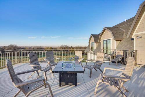 Views, Hot Tub & Rooftop Deck! Iowa Family Home