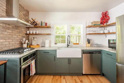 Downtown Greenway Getaway Pet Friendly in Raleigh, USA