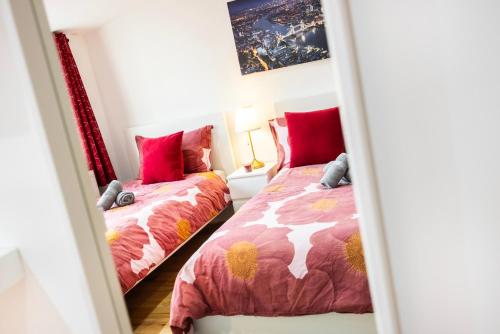 West Kensington 2BR Sleeps 7 Steps to Tube - image 14