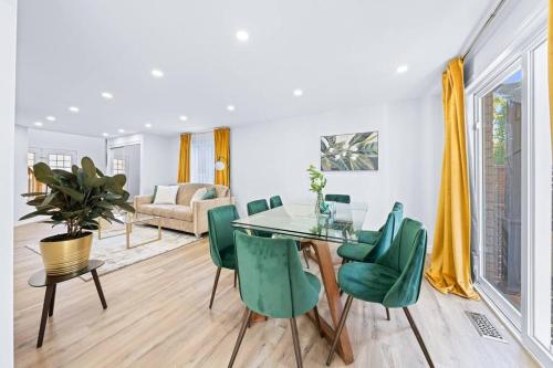 Peaceful - 4 bdrm home with fast WIFI free parking