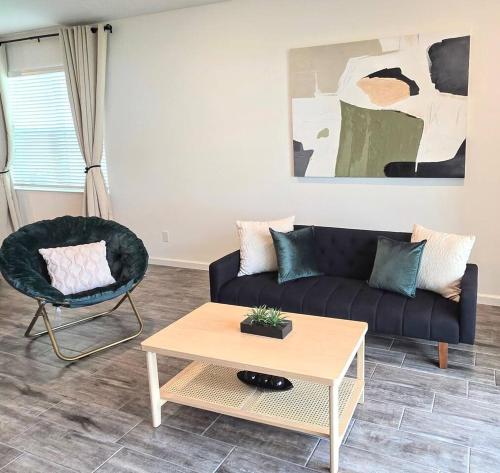 Spacious, modern, chic and NEW in Davenport, USA