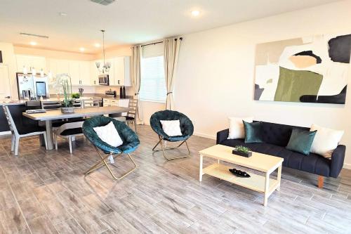 Spacious, modern, chic and NEW in Davenport, USA