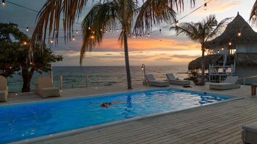 Úszómedence, Quinta del Mar Crystal Beach in Isla Tintipan